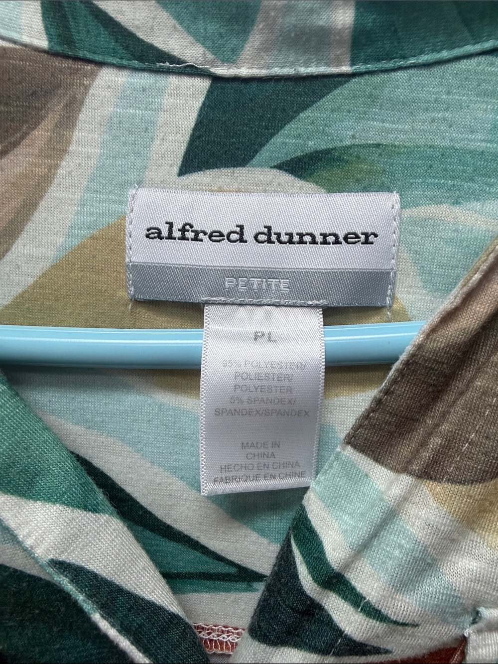 Alfred Dunner Green Leaf Print Button-Front Women’s Top and Capri Pant Set - Picture 2 of 7